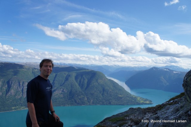 Nøgd turist på Molden